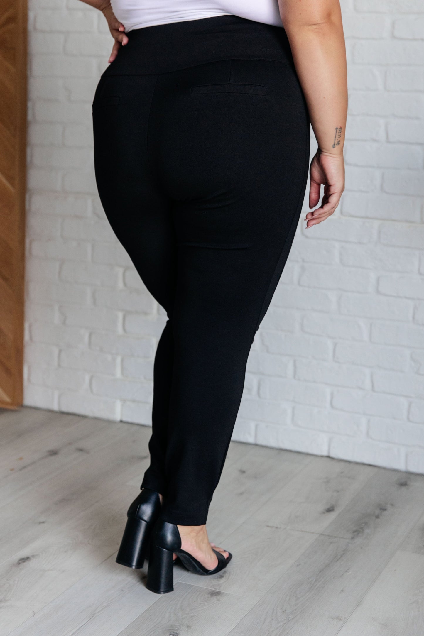 Maddie Skinny 28" Pants in Black - Southern Divas Boutique